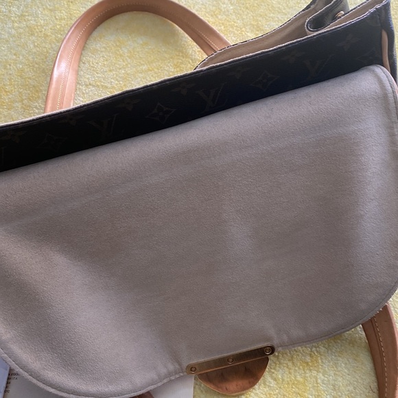 Louis Vuitton. Beverly Handbag GM - Picture 8 of 16